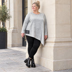 Feinstrickshirt in Grau/Schwarz mit asymmetrischem Zipfelsaum und Flauschgarnoptik