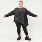 Strickshirt in Schwarz/Weiß mit asymmetrischem Zipfelsaum aus weichem Flauschgarn