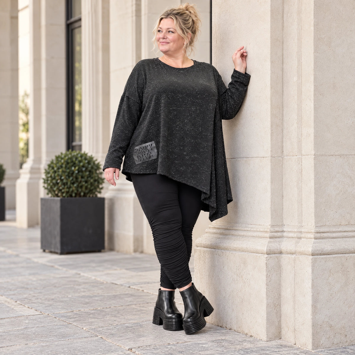 Strickshirt in Schwarz/Weiß mit asymmetrischem Zipfelsaum aus weichem Flauschgarn