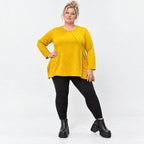 Gelbes Feinstrickshirt in A-Linie mit Reißverschluss am Ausschnitt und flauschigem Garn