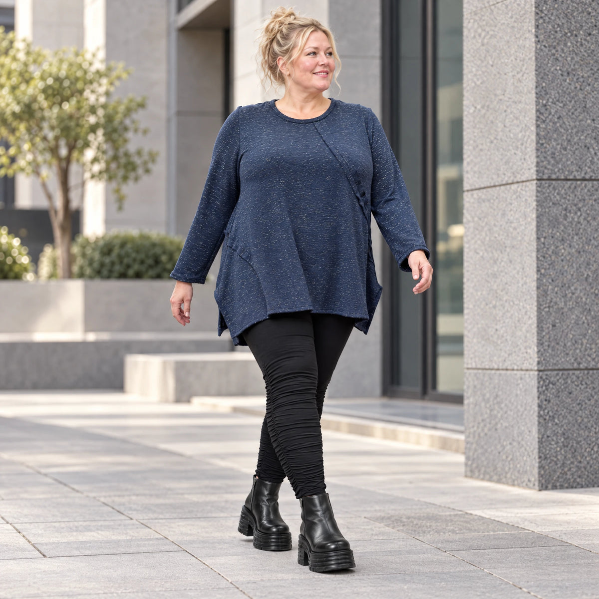 Langarmshirt aus flauschigem Feinstrick in Blau/Weiß gemustert mit fließender A-Linie