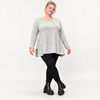 Langarmshirt in Grau/Schwarz aus flauschigem Feinstrick mit A-Linie und Rundhalsausschnitt