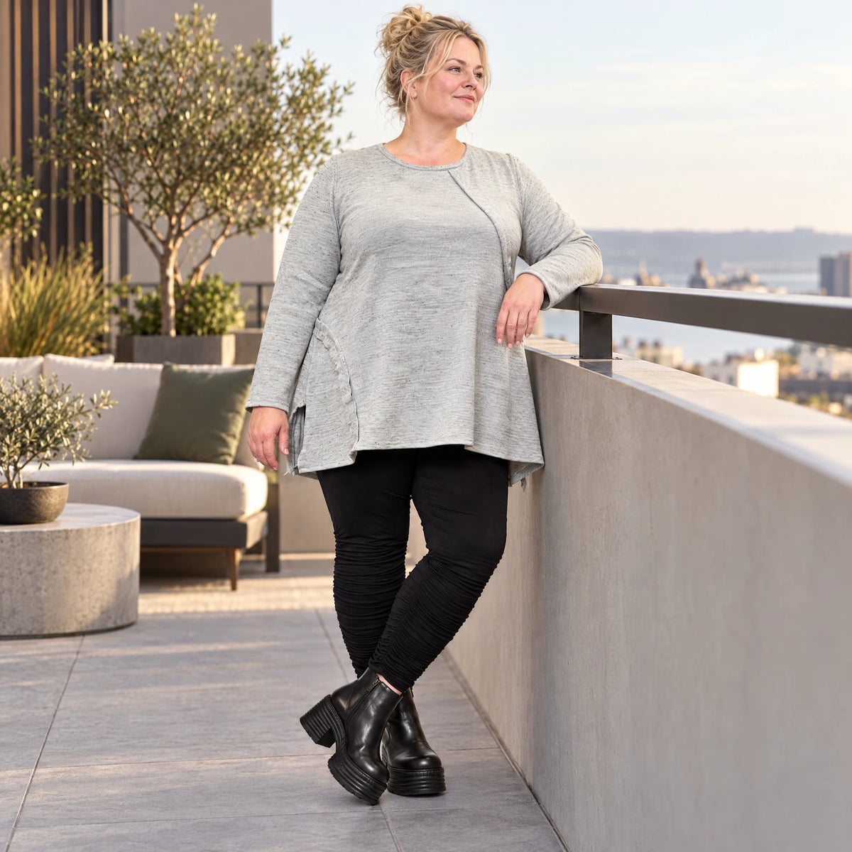 Langarmshirt in Grau/Schwarz aus flauschigem Feinstrick mit A-Linie und Rundhalsausschnitt