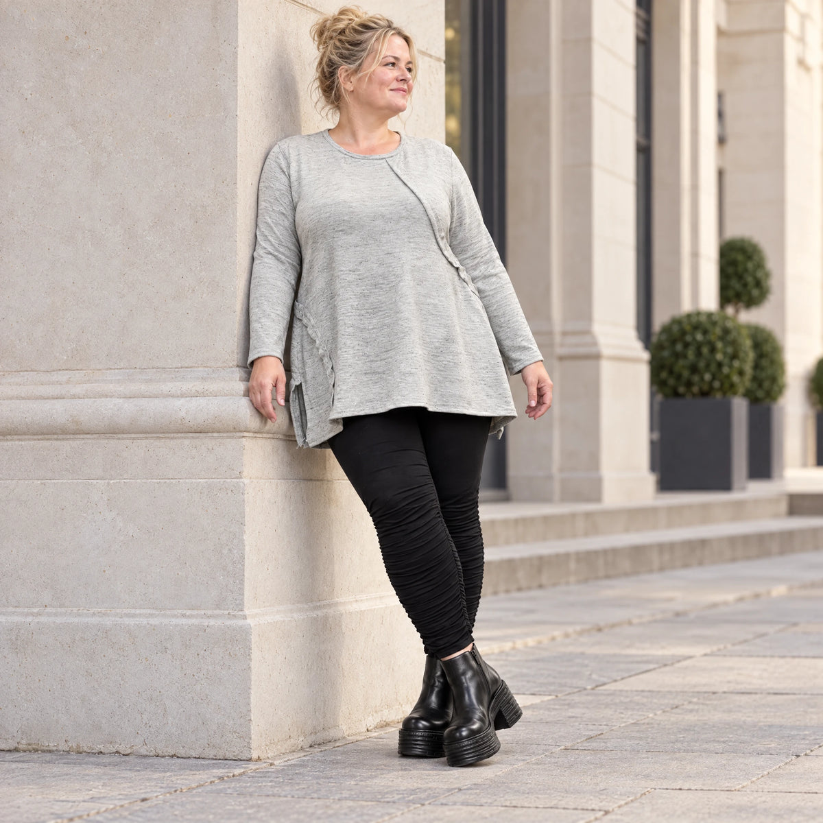 Langarmshirt in Grau/Schwarz aus flauschigem Feinstrick mit A-Linie und Rundhalsausschnitt