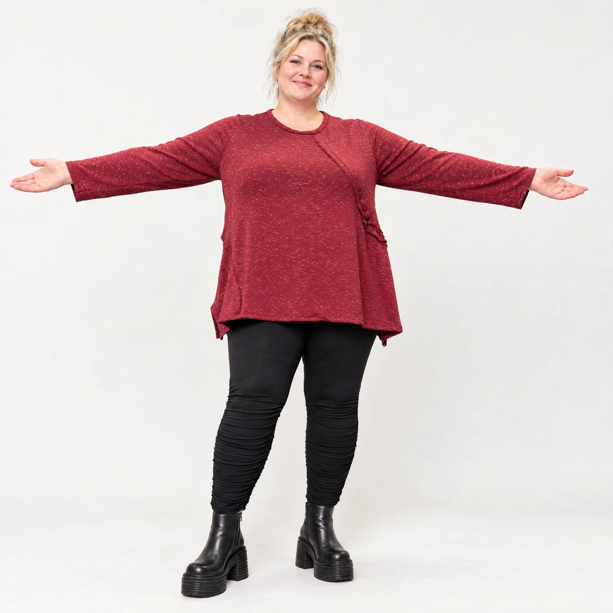 Flauschiges Feinstrickshirt in Rot/Weiß mit Rundhalsausschnitt und A-Linie aus Italien