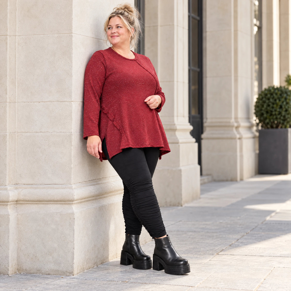 Flauschiges Feinstrickshirt in Rot/Weiß mit Rundhalsausschnitt und A-Linie aus Italien
