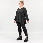 Kuscheliges Feinstrickshirt in Schwarz/Weiß meliert mit fließender A-Linie und Faltennaht