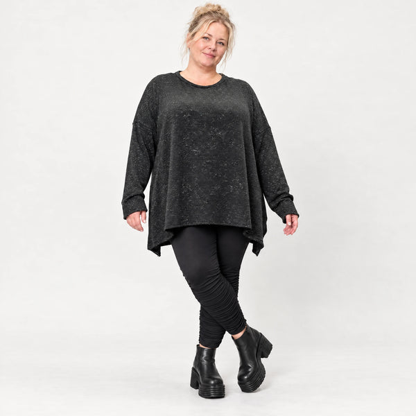 Feinstrickshirt in Schwarz/Weiß meliert mit fließender A-Linie und Seitenschlitzen am Saum