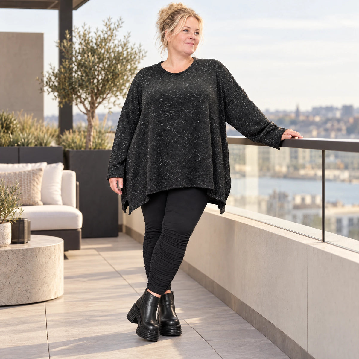 Feinstrickshirt in Schwarz/Weiß meliert mit fließender A-Linie und Seitenschlitzen am Saum
