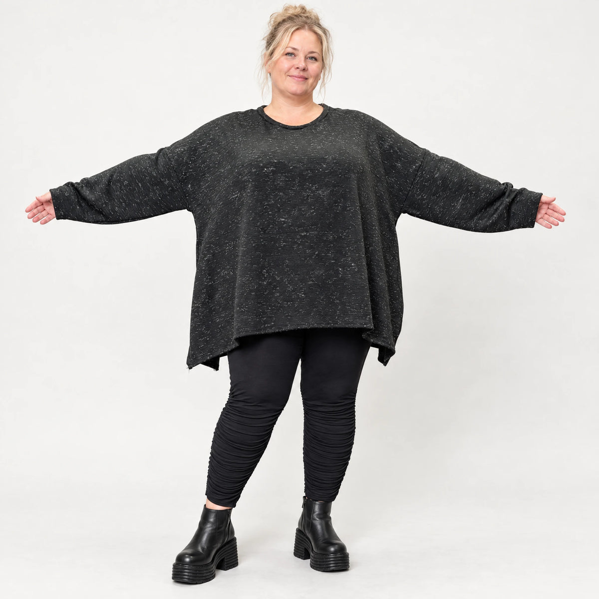 Feinstrickshirt in Schwarz/Weiß meliert mit fließender A-Linie und Seitenschlitzen am Saum