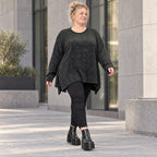 Feinstrickshirt in Schwarz/Weiß meliert mit fließender A-Linie und Seitenschlitzen am Saum