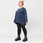 Langarmshirt aus flauschigem Feinstrick in Blau/Weiß mit A-Linie und Rundhalsausschnitt