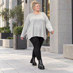 Kuscheliges Feinstrickshirt in Grau/Schwarz Melange mit fließender A-Linie aus Italien