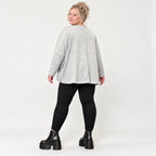 Feinstrickshirt in Grau/Schwarz meliert mit V-Ausschnitt und lässig kastiger Silhouette