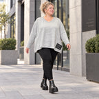 Feinstrickshirt in Grau/Schwarz meliert mit V-Ausschnitt und lässig kastiger Silhouette