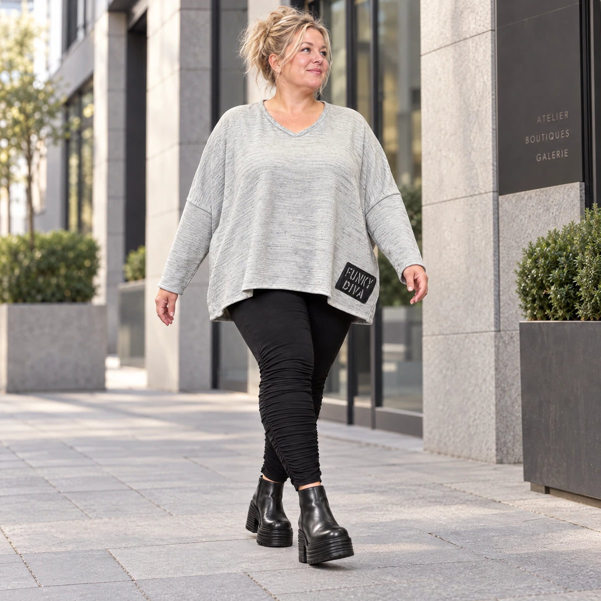 Feinstrickshirt in Grau/Schwarz meliert mit V-Ausschnitt und lässig kastiger Silhouette