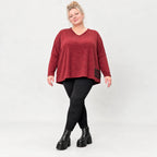 Kuscheliges Feinstrickshirt in Rot/Weiß mit V-Ausschnitt und kastiger Form für Wintertage
