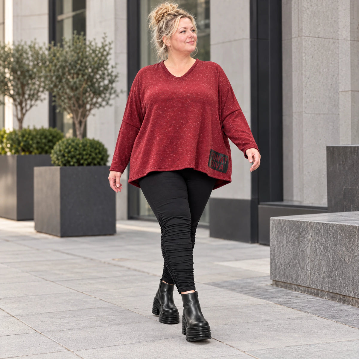 Kuscheliges Feinstrickshirt in Rot/Weiß mit V-Ausschnitt und kastiger Form für Wintertage