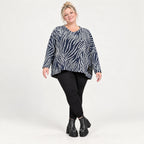 Kuschelig weiches Strickshirt in Marineblau/Weiß mit Zebramuster und rundem V-Ausschnitt
