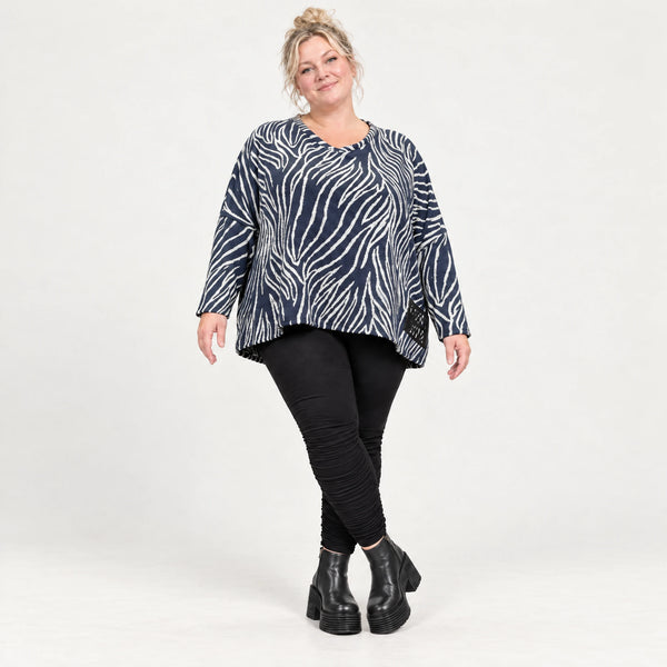 Kuschelig weiches Strickshirt in Marineblau/Weiß mit Zebramuster und rundem V-Ausschnitt