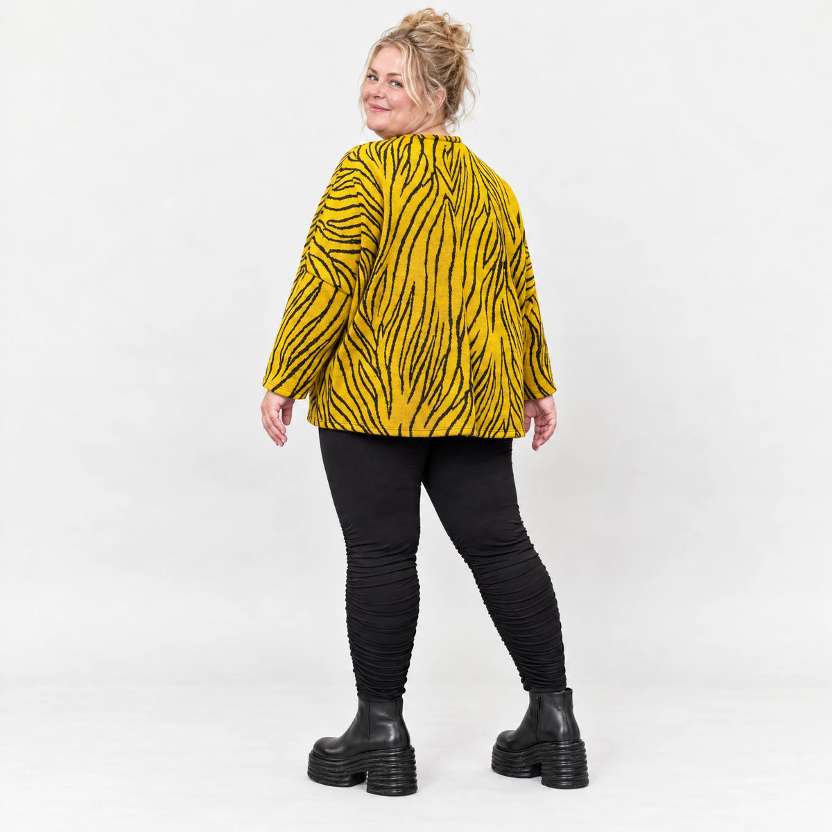 Kastiges Strickshirt mit Zebramuster in Gelb/Schwarz aus weichem flauschigem Feinstrick
