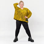 Kastiges Strickshirt mit Zebramuster in Gelb/Schwarz aus weichem flauschigem Feinstrick