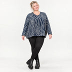 Kuschelig weiches Feinstrickshirt in Blau/Grau mit V-Ausschnitt und kastiger Silhouette