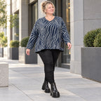 Kuschelig weiches Feinstrickshirt in Blau/Grau mit V-Ausschnitt und kastiger Silhouette
