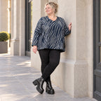 Kuschelig weiches Feinstrickshirt in Blau/Grau mit V-Ausschnitt und kastiger Silhouette