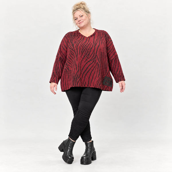 Kuscheliger Strickpullover aus Italien in Rot/Schwarz mit V-Ausschnitt und kastiger Form