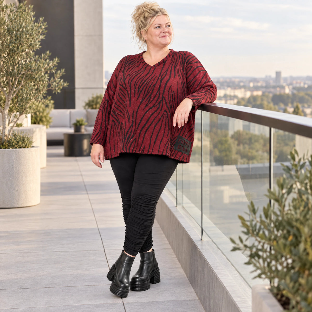 Kuscheliger Strickpullover aus Italien in Rot/Schwarz mit V-Ausschnitt und kastiger Form