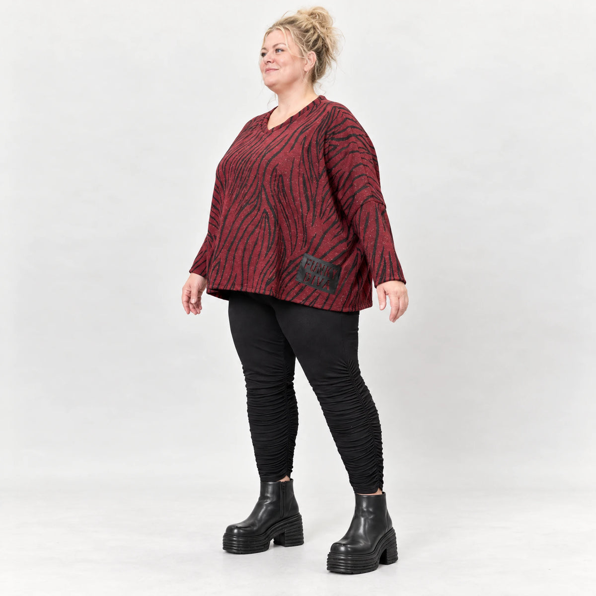 Kuscheliger Strickpullover aus Italien in Rot/Schwarz mit V-Ausschnitt und kastiger Form