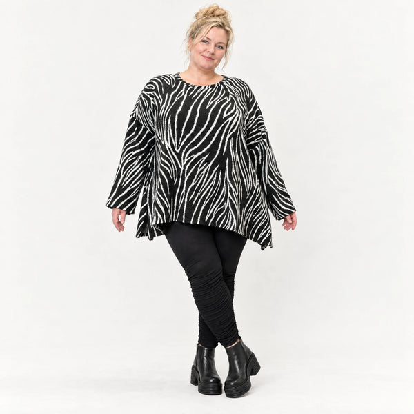 Flauschiges Langarmshirt aus Feinstrick in Schwarz/Weiß mit Zebramuster und A-Linie