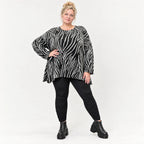 Flauschiges Langarmshirt aus Feinstrick in Schwarz/Weiß mit Zebramuster und A-Linie