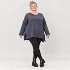 Langarmshirt aus flauschigem Feinstrick in Blau/Braun mit A-Linie und Seitenschlitzen