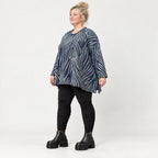 Langarmshirt aus weichem Feinstrick in Blau/Grau mit A-Linie und seitlichen Schlitzen