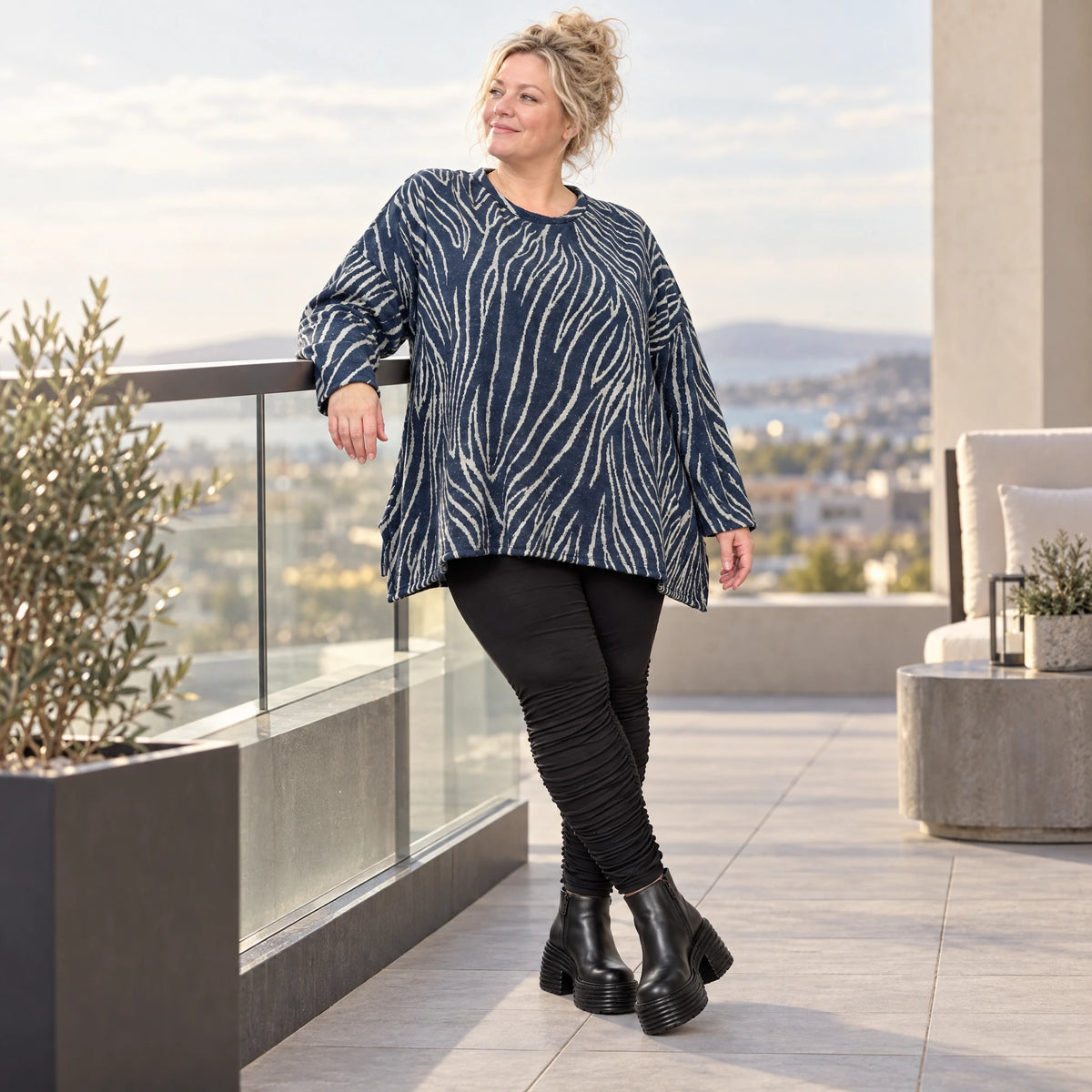 Langarmshirt aus weichem Feinstrick in Blau/Grau mit A-Linie und seitlichen Schlitzen