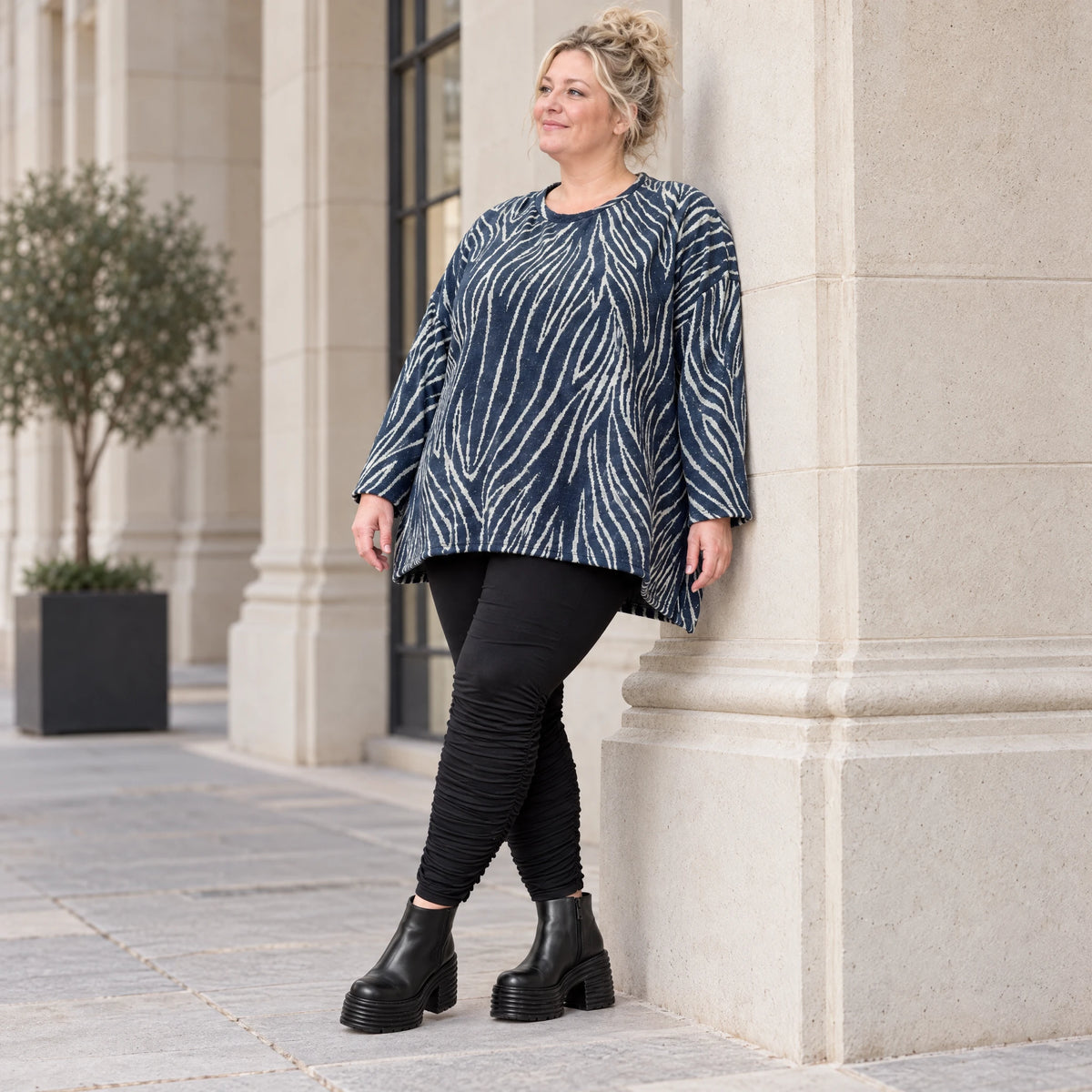 Langarmshirt aus weichem Feinstrick in Blau/Grau mit A-Linie und seitlichen Schlitzen