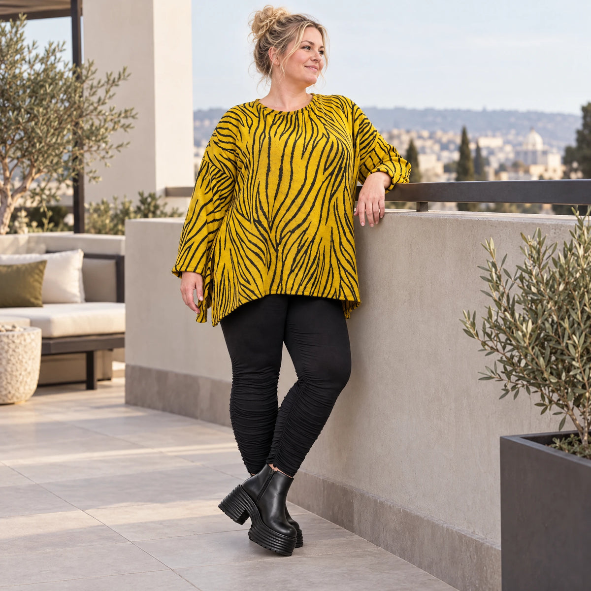 Flauschiges Strickshirt in Gelb/Schwarz mit Zebramuster in lockerer A-Linie und Schlitzen
