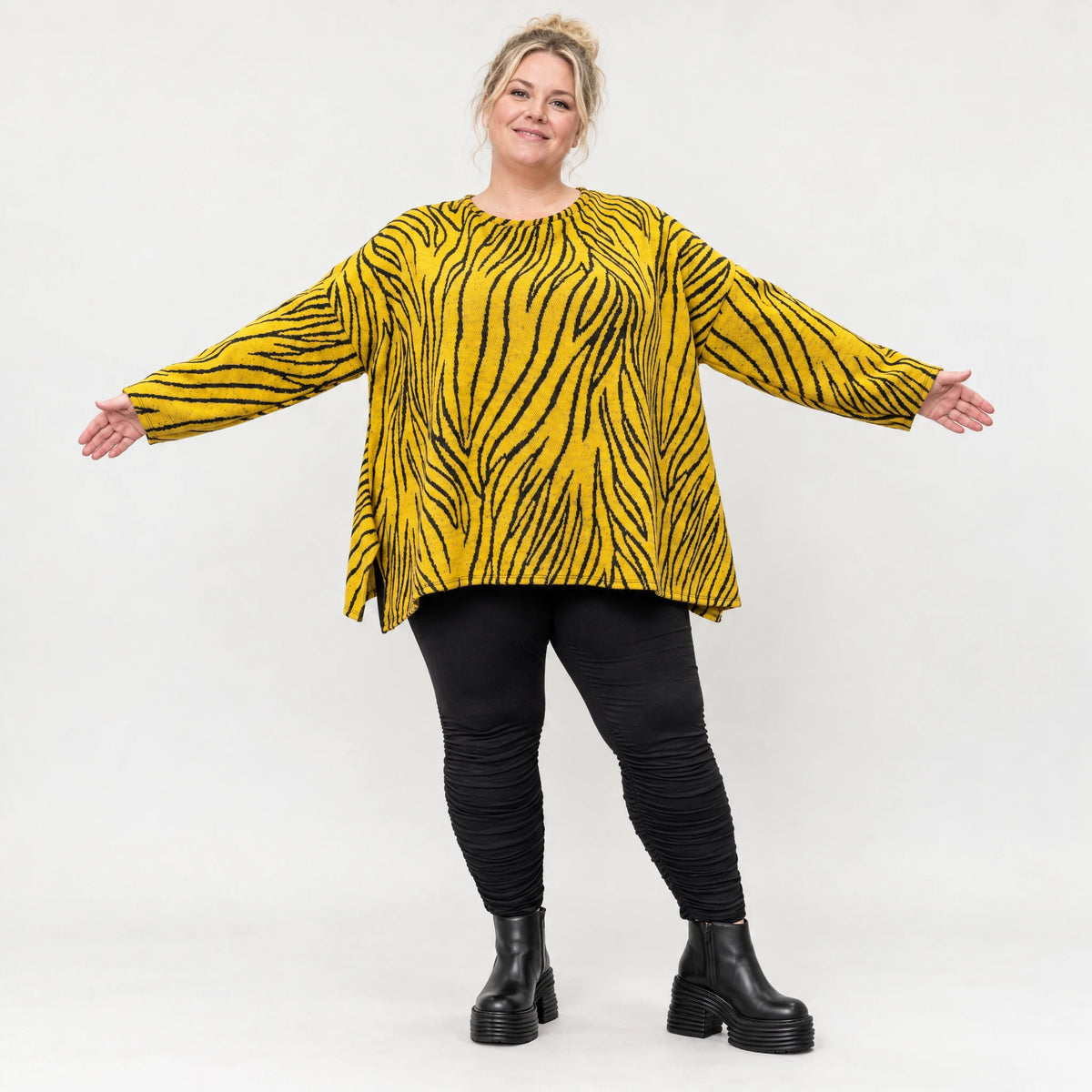 Flauschiges Strickshirt in Gelb/Schwarz mit Zebramuster in lockerer A-Linie und Schlitzen