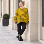 Flauschiges Strickshirt in Gelb/Schwarz mit Zebramuster in lockerer A-Linie und Schlitzen
