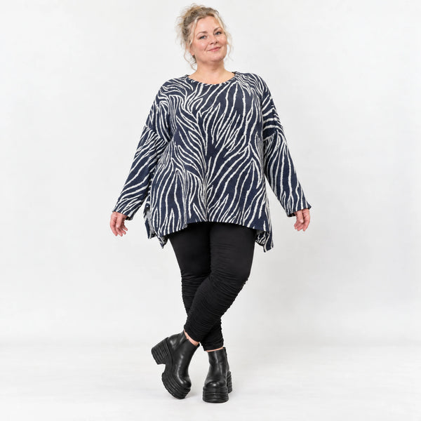Kuschelig weiches Feinstrickshirt in Marineblau/Weiß mit Zebradessin und lässiger A-Linie