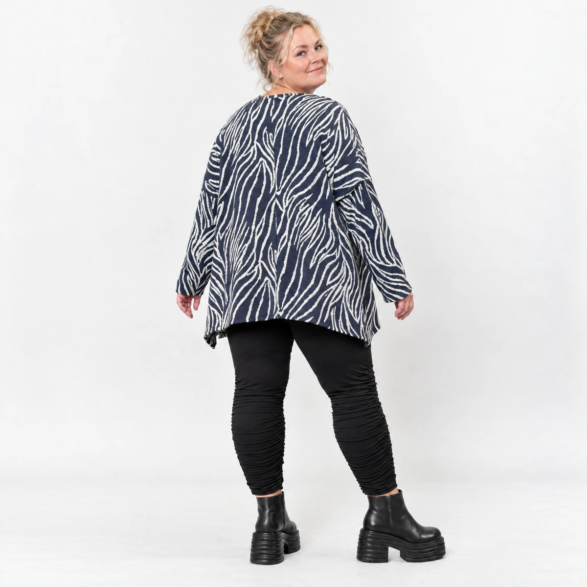 Kuschelig weiches Feinstrickshirt in Marineblau/Weiß mit Zebradessin und lässiger A-Linie