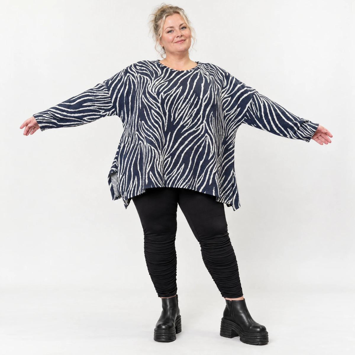 Kuschelig weiches Feinstrickshirt in Marineblau/Weiß mit Zebradessin und lässiger A-Linie
