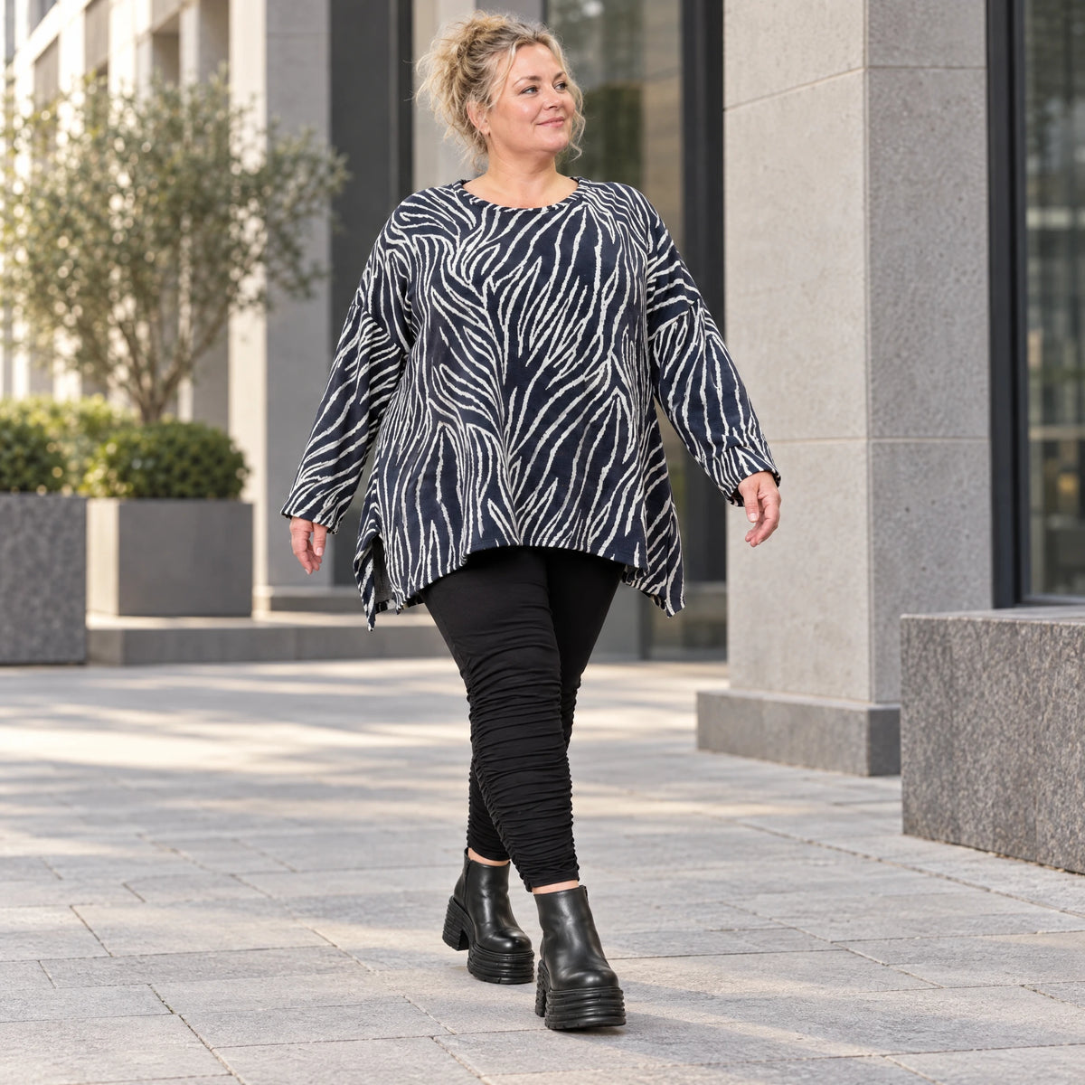 Kuschelig weiches Feinstrickshirt in Marineblau/Weiß mit Zebradessin und lässiger A-Linie