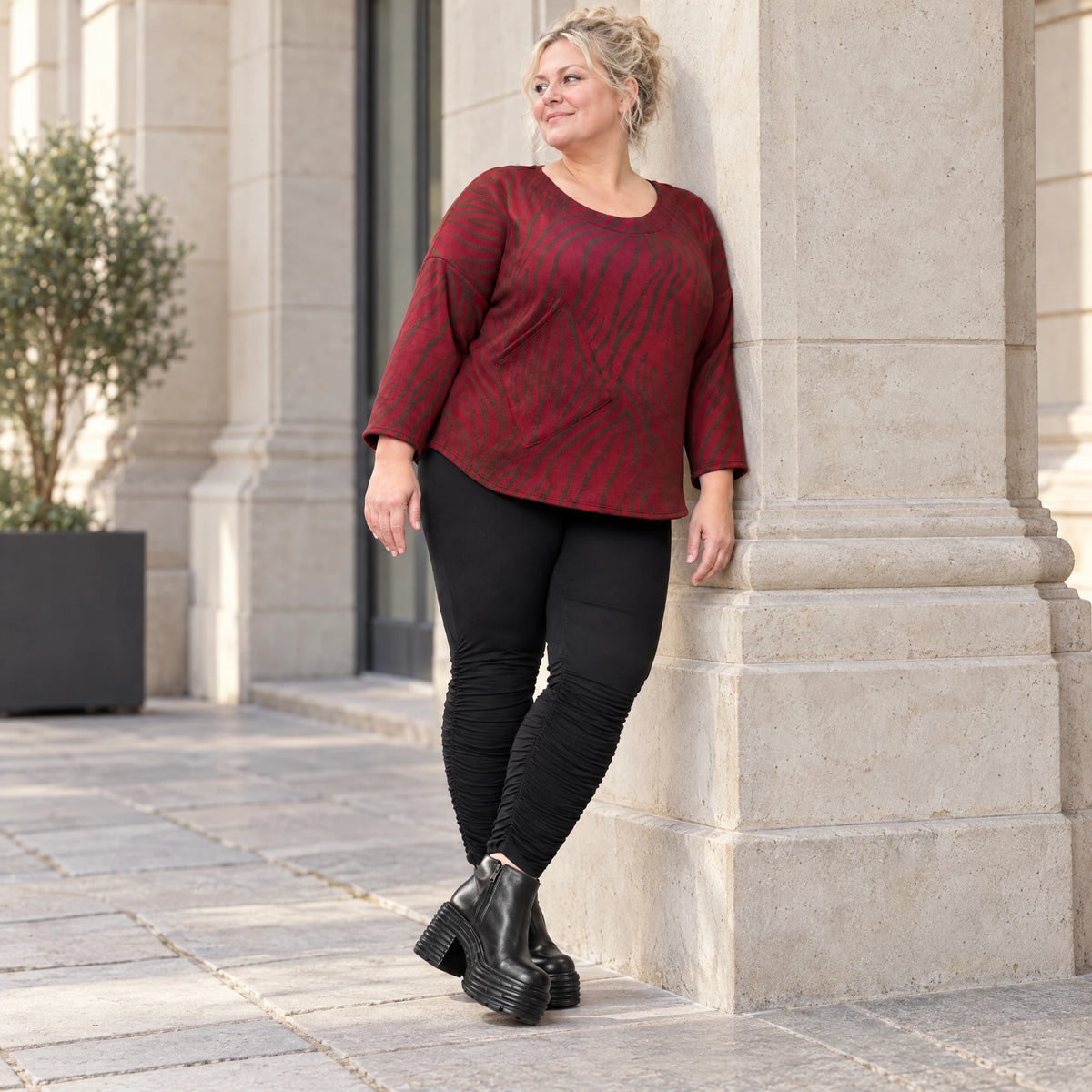 Warmes Langarmshirt aus Feinstrick mit Flauschgarn in Rot/Braun mit gerundeter Schnittform