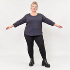 Weiches Langarmshirt in Blau/Braun aus Feinstrick mit Flauschgarn und Rundhalsausschnitt