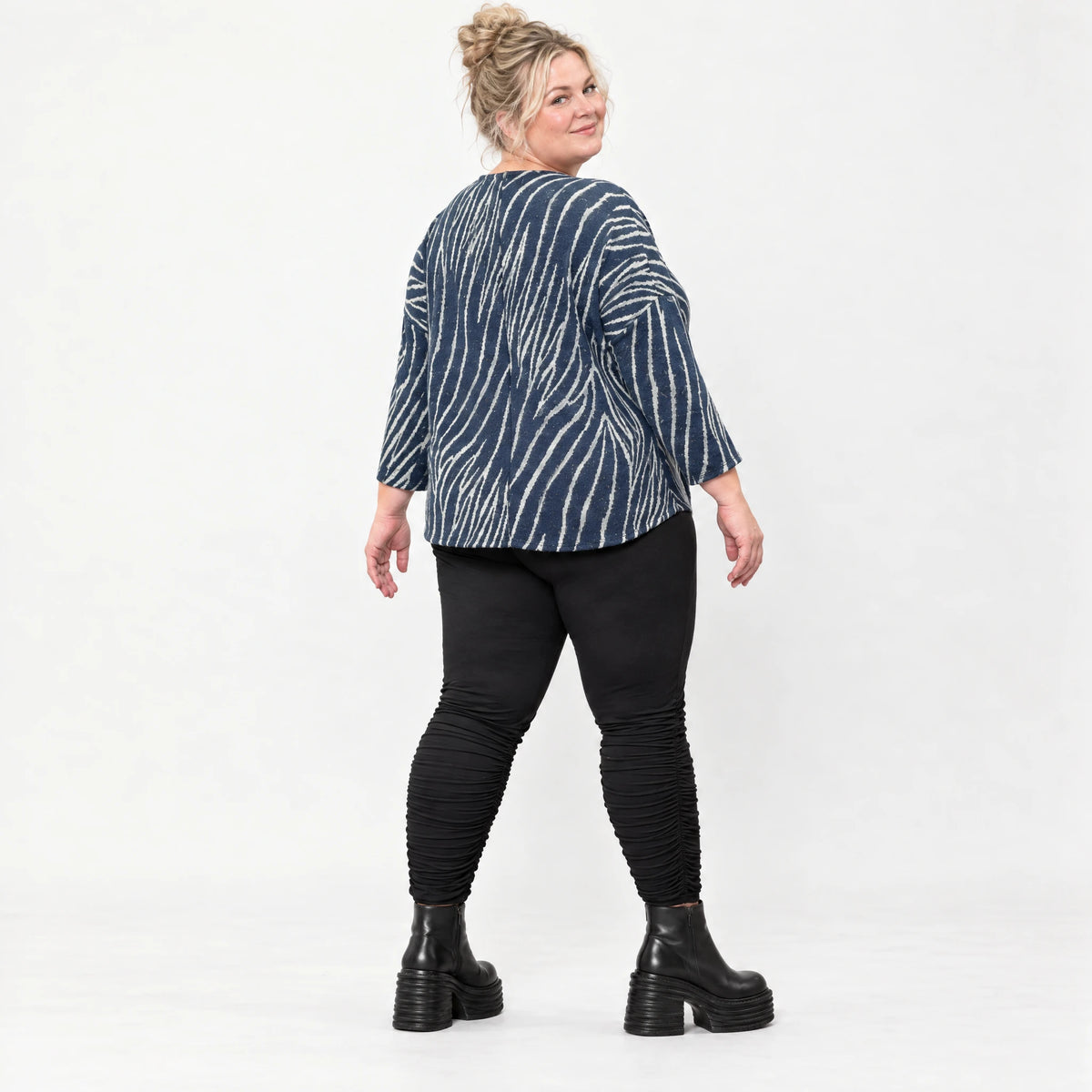 Langarmshirt aus flauschigem Feinstrick in Blau/Grau mit lockerer gerundeter Schnittform