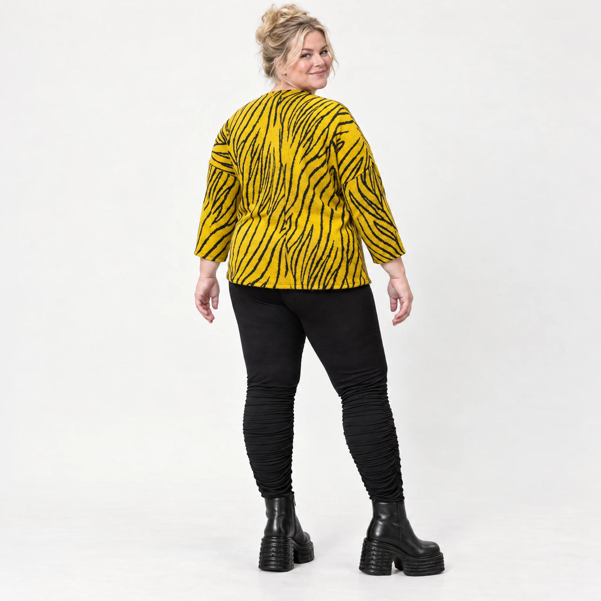Flauschiges Strickoberteil Gelb/Schwarz mit Rundhalsausschnitt und aufgesetzten Taschen