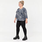 Langarmshirt aus Feinstrick mit Flauschgarn in Marineblau/Weiß mit Rundhals und Taschen